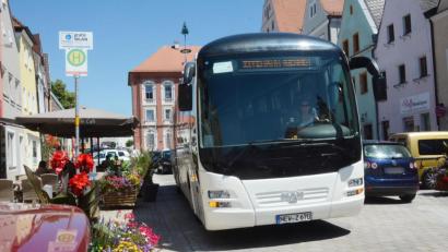 Bild: Gabi Schönberger
Badebus auf Tour. Der Stadtrat will dafür werben, dass wieder mehr Neustädter zusteigen.