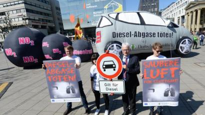 Bild: Franziska Kraufmann/dpa
„Diesel-Abgase töten!“: Die Deutsche Umwelthilfe mit ihrem Geschäftsführer Jürgen Resch (Zweiter von rechts) macht immer wieder mit provokanten Aktionen wie hier in Stuttgart auf sich aufmerksam.