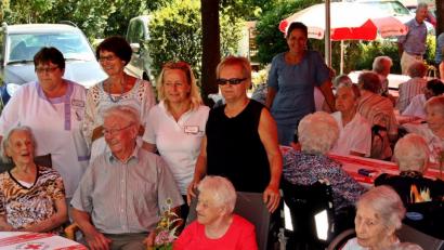Bild: R. Kreuzer
Unter den Sonnenschirmen war Kurzweil beim Gartenfest des BRK Seniorenwohnheimes mit vielen Ehrengästen angesagt.