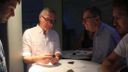 Bild: kmo
Asteroid Day in Ursensollen: Matthias Mändl (Zweiter von links) von der Volkssternwarte Amberg-Ursensollen präsentierte Interessierten Stücke aus der Meteoriten-Sammlung.