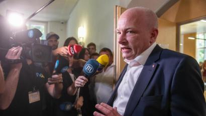 Bild: Armin Weigel/dpa
Joachim Wolbergs spricht vor dem Verhandlungssaal des Landgerichts zu Journalisten.
