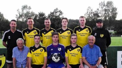 Bild: fz
Vorsitzender Roman Lindner, Tobias Hausner, Max Reger, Noah Linge, Lukas Woldrich, Trainer Hans-Jürgen Linge (stehend von links). TW-Trainer Dieter Kindler, Florian Ott, Julian Hutter, David Woldrich, Abteilungsleiter Heinz Zetzl (sitzend von links)