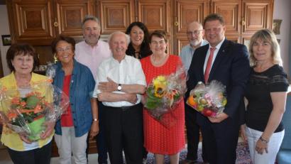 Bild: jr
Ihren 80. Geburtstag feiert an diesem Donnerstag Resi Zeitler (Mitte). Mit im Bild (von links) Rita Thoma und Stilla Schuller (beide Frauenbund), Sohn Franz, Ehemann Franz, Schwiegertochter Eva, Stadtpfarrer Anton Witt, Zweiter Bürgermeister Stefan Grillmeier und Rita Härtl (Pfarrei).