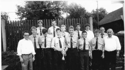Bild: tu
Die Jugendgruppe wurde 1988 in Regenstauf beim Bezirksentscheid stolzer Dritter. Nach ihrer Rückkehr mit dem gewonnenen Pokal und mit Landrat Anton Binner (links), Bürgermeister Paul Brucksch (rechts), Kreisbrandmeister Johann Rewitzer (oben Zweiter von links) und Kommandant Werner Friedl (Zweiter von rechts).