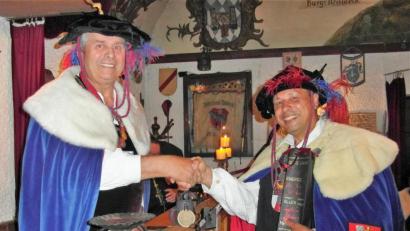 Bild: hl
Wolf vom Seegrund (Wolf Veigl, links) gratuliert Großmeister Werner von Podewils (Werner Ponnath) zur Ernennung zum Großkomtur.