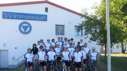 Bild: bkr
Die Radler der Radsportabteilung des SVI in ihrem neuen Radlershirt. Sie unterstützen in diesem Jahr die Radwallfahrt auf der Strecke von Immenreuth nach Fuchsmühl.
