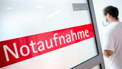 Symbolbild: Hauke-Christian Dittrich
Ein Krankenpfleger geht in einem Klinikum durch eine Glastür mit der Aufschrift „Notaufnahme“.