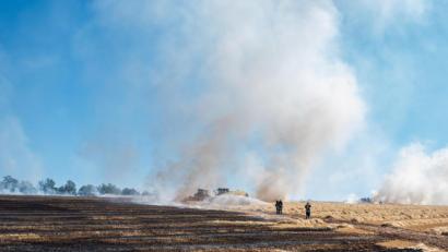 Bild: pml
Das Feuer auf einem Feld bei Kohlberg hinterlässt verbrannte Erde. 14 Feuerwehr sind am Dienstag im Einsatz, um den Brand unter Kontrolle zu bekommen. Das größte Problem war das Löschwasser, das in Tanks an den Brandort transportiert werden muss.