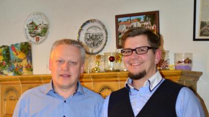 Bild: dfr
Jürgen Kürzinger (links) soll Bürgermeister der Marktgemeinde Kirchenthumbach bleiben. Das wünschen sich die Mitglieder des SPD-Ortsvereins um Vorsitzenden Jan Wiltsch (rechts). Deshalb wollen sie mit dem Amtsinhaber in den Kommunalwahlkampf 2020 ziehen.