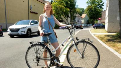 Bild: Stephan Huber
Aziza Ernst möchte zusammen mit dem Amberger Organisationsteam von "Fridays for Future" unter anderem für mehr Bewusstsein im Bereich Mobilität sorgen.