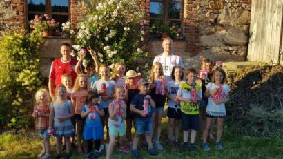 Bild: gi
Wandern und Theaterspielen auf der Bühne in der Mühlschleif machte den Kindern Spaß. Darüber freuten die die Vorsitzenden Thomas Grötsch und Christian Kühn (von links).
