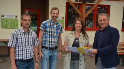 Bild: jr
Bauamtsleiter Thomas Grillmeier, SV-Steinmühle-Vorsitzender Stephan Andörfer, Rita Scherm vom Bauamt und Bürgermeister Roland Grillmeier (von links) erläuterten bei einem Ortstermin das Vorhaben.