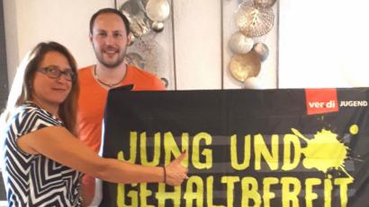 Bild: Hirsch
Stellvertretende Verdi-Geschäftsführerin Manuela Dietz (links) und Tobias Gruber, Jugendvertreter am Landratsamt (rechts), weisen auf die Bedeutung der Jugendvertretungen in den Betrieben hin.