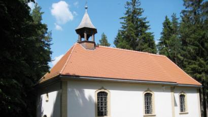 Bild: ü
An der Waldkapelle treffen sich jedes Jahr viele Gläubige. Auf dem Weg zu dem Gotteshaus passieren sie ein ungewöhnliches Steinkreuz.