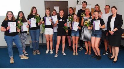 Bild: Bühner
Stolz zeigen die Teilnehmerinnen der "Girls' Day Akademie" 2019 ihr Zertifikat. Mit dabei auch Projektleiterin Sandra Folwarczny (vordere Reihe, Dritte von rechts)
sowie Organisatoren und Fördermittelgeber.