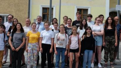 Bild: ohr
Gegenüber dem Rathaus/Nabburg stellten sich die Schüler/innen der 9. Klasse des Collège Jean Marmoz der Stadt Nozay bei Nantes mit Bürgermeister Armin Schärtl (hinten mit Krawatte) zum Erinnerungsfoto. Mit im Bild begleitende Deutschlehrerin Mikaela Herault (rechts) und Lehrer Youri Tual (Dritter von rechts) sowie Oberstudienrat Michael Slavik/JAS –Gymnasium (Vierter von links).