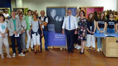 Bild: Dobmeier
Die interaktive Ausstellung zu Elly Heuss-Knapp zeigt den Weg an der Seite des ersten Bundespräsidenten Theodor Heuss durch fünf Epochen deutscher Geschichte, die am Elly-Heuss-Gymnasium anlässlich des 50-Jährigen der Namensgebung bis zum 16. Juli auch für die Öffentlichkeit zu sehen ist.
