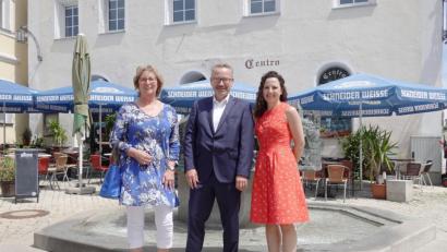 Bild: gac
Barbara Maisch (links), Vorsitzende des Lions-Hilfswerks Sulzbach-Rosenberger Adventskalender, Lions-Präsident Jörg Melchner und Christina Neiß vom Kinderpalliativteam Ostbayern freuen sich, dass sie todkranken Kindern noch mehr letzte Wünsche erfüllen können.
