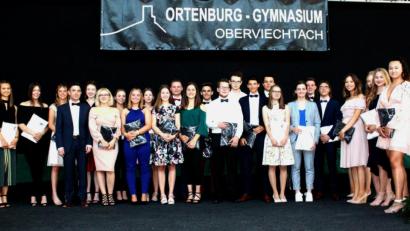 Bild: lg
Unter anderem in Musik, Theater und Sport haben sich die OGO-Absolventen eingesetzt. Für ihre außerunterrichtlichen Aktivitäten erhielten 25 Abiturienten ein Präsent des Elternbeirats.