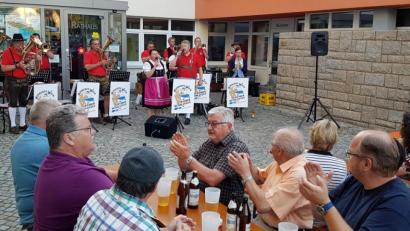 Bild: mef
Das Gesangsduo Brigitte Beer und Harald Faltenbacher überzeugte mit ihren Stimmen bei der ersten Serenade am Rathausplatz.