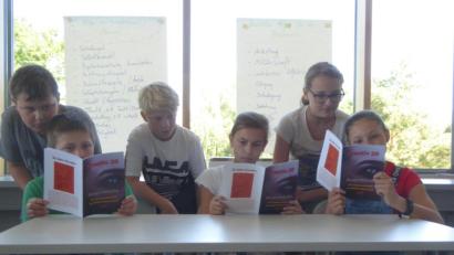Bild: exb
Schüler des Stiftland-Gymnasiums blättern schon in der Literaturzeitschrift "Kreativ".