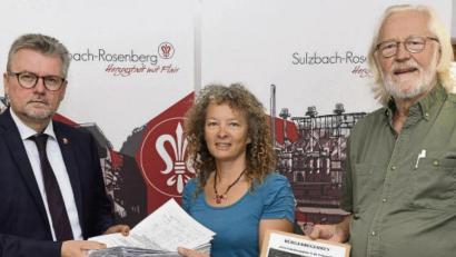 Bild: Petra Hartl
Yvonne Rösel und Helmut Thomas (rechts) übergeben die Unterschriftenlisten an Bürgermeister Michael Göth.