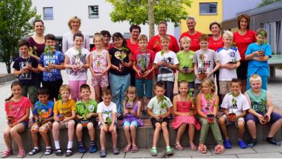 Bild: weu
Stolz präsentierten die Schüler ihre Sonnenblumen, die sie gemeinsam mit dem Hospizteam (hinten, von rechts) gepflanzt hatten. Lehrerin Manuela Hellmuth und Rektorin Beate Vetterl (von links) waren von der Arbeit des Teams sehr angetan.