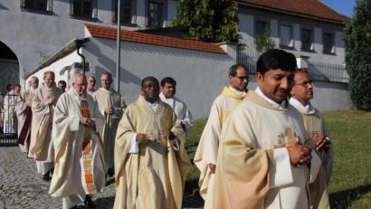 Bild: kro
Feierlicher Einzug der Priester des Dekanats in die Wondreber Pfarrkirche.