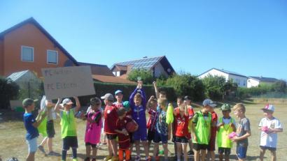 Bild: sei
Beim Fußballfest des Manteler Kinderhortes gewinnen die Hort-Tigers deutlich gegen die Eltern.