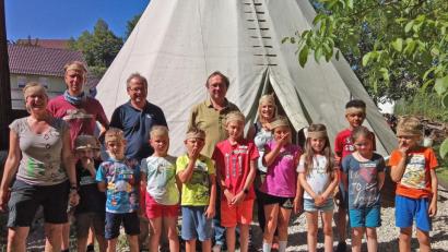 Bild: sön
Die kleinen Hirschwaldindianer mit Eva Nussbaumer, dem Indianerspezialisten Michael Scharl (LBV), Peter Eckert (LBV) und Melanie Hahn, der Leiterin der Umweltstation des Klosters.