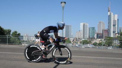 Bild: Finisher-Pix
Lothar Richthammer beim Ironman Frankfurt vor der Skyline der Bankenstadt