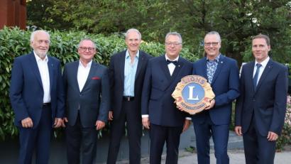 Bild: exb
Michael Richthammer (Zweiter von rechts) führt den Lions-Club Weiden. Von links: Lions-Hilfswerk-Vorsitzender Kurt Hannuth, Hilfswerk-Vize Elmar Baumer, 2. Club-Vizepräsident Gert Steinwender, Pastpräsident Frank Wohl und Clubsekretär Robert Ascherl.