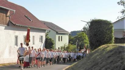 Bild: hl
Die Vereine ziehen vom Dorfplatz zur Ulrichskapelle, wo Pfarrer Heribert Stretz den Gottesdienst zum Patrozinium zelebriert.