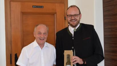 Bild: exb
Landrat Andreas Meier (rechts) verabschiedet NT-Redakteur Martin Staffe, bei dem der Kreischef sogar schon einmal ein Praktikum absolviert hat.