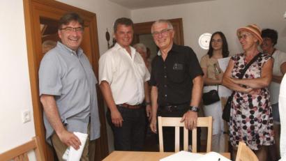 Bild: Hirsch
Der Vizepräsident der Bayerischen Architektenkammer, Karlheinz Beer (links), Bürgermeister Martin Birner und Architekt Michael Steidl (von links) waren begeistert, was aus dem alten Dreiseithof in Mitterauerbach geworden ist.