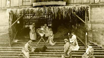 Bild: Stadtarchiv Amberg
Die lebende Krippe der Arbeitslosen-Weihnacht 1931. Auch wenn sie mit ihren Perücken etwas seltsam aussahen, erfreute sich diese Aufgabe bei den Darstellern doch großer Beliebtheit.