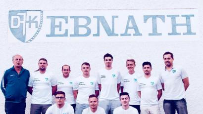 Bild: soj
Die DJK Ebnath bereitet sich wieder auf die neue Saison vor: (stehend von links) Vorsitzender Robert Söllner, Matthias Küffner, Achim Plannerer, Flo Hawaranek, Luca König, Sebastian Riedl, Daniel Walther, Trainer Markus Sebald sowie (vorne von links) Pascal Ponnath, Dominik Plannerer und Marco Serfling. Es fehlt Elias Daubner.