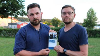 Bild: exb
SPD-Chef Sebastian Dippold (links) und Stellvertreter Martin Filchner füllen den Mitgliedsantrag für den Förderverein der Gedenkstätte Flossenbürg aus.