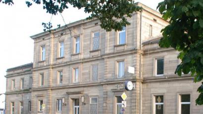 Bild: ak
Ziehen Teile des Landratsamtes ins Bahnhofsgebäude ein? Gespräche vor Ort könnten die Behördenvertreter vom Gebäude überzeugen.