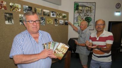 Bild: ubb
„Fronleichnam vor 50 Jahren“ lautet das Thema, das sich Werner Robl (links, mit zwei Freunden und Helfern vom Männergesangsverein) für seine neue Ausstellung ausgesucht hat. Zusätzlich gibt es 200 alte Ansichten von Wiesau. Eröffnet wird die Präsentation im Rathaus am 8. Juli mit einer Vernissage.