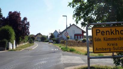Bild: e
Die Ortseinfahrt von Penkhof aus Richtung Lengenfeld: Durch den Kümmersbrucker Ortsteil fahren viele Verkehrsteilnehmer, weil die Route eine kurze Verbindung zur B 85 (Haidweiher) ist.