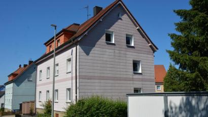 Bild: jr
Eine Studie hat ergeben, dass die Sanierung dieser städtischen Häuser in Pleußen nicht wirtschaftlich wäre. Das rechte Gebäude steht bereits seit einiger Zeit leer.