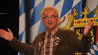 Bild: kro
Als Schorsch Scheberl, der Vorsitzender von 30 Vereinen ist, gibt Wolfgang Krebs Ratschläge an die Plößberger Feuerwehr.
