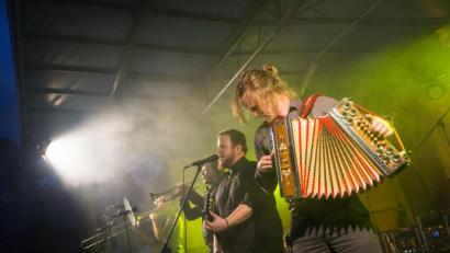 Bild: joz
"Gnackwatschn" aus Österreich spielen am Sonntag in Waldsassen beim Bürgerfest auf der Bühne vor der Basilika.