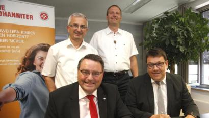 Bild: Hirsch
Bürgermeister Thomas Falter (rechts) und Johanniter-Regionalvorstand Martin Steinkirchner (links) unterzeichneten den Kooperationsvertrag für die neue Kinderbetreuungseinrichtung. Stehend die Vertreter der Kämmerei.