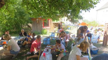 Bild: adj
Toll gestaltete Zaunpfähle und -Latten entstanden beim gemeinsamen Malen von Eltern und Kindern im Kindergarten Arche Noah.