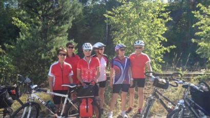 Bild: fla
Irmgard Kick, Maria Golla, Renate Zimmermann, Irmgard Götz, Anneliese Unger und Rita Wild (von links) erkundeten auf der diesjährigen Fahrradtour der Tennisdamen den "Fünf-Flüsse-Radweg".
