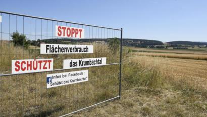 Bild: Petra Hartl
Schützt das Krumbachtal. Die Bauern entlang der AM 30 machen massiv gegen das geplante Autohaus auf Amberger Seite.