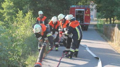 Bild: pi
"Es muss schnell gehen", wissen die Feuerwehrleute aus Georgenberg und legen die Schlauchleitung.