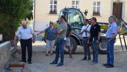 Bild: bnr
Die Kanalarbeiten sind im ersten Teilabschnitt der Hofmarkstraße abgeschlossen. Bürgermeister Johann Wilhelm und der Gemeinderat besichtigten die Baumaßnahme.